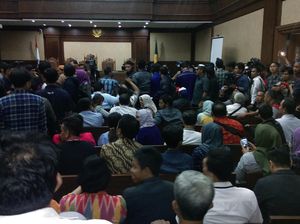 Ahok Bersaksi, Ruang Sidang Pengadilan Tipikor Tumpah Ruah