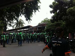 Penampakan Ratusan Driver GrabBike Kuasai Jalan di Depan Stasiun Cawang