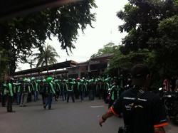 Penampakan Ratusan Driver GrabBike Kuasai Jalan di Depan Stasiun Cawang