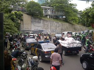 Ratusan GrabBike Masih Bertahan di Depan Stasiun Cawang, Lalin Tersendat