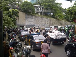 Ratusan GrabBike Masih Bertahan di Depan Stasiun Cawang, Lalin Tersendat