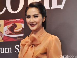 Maudy Koesnaedi yang Selalu Memesona