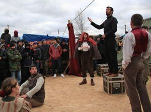 Di Tengah Kamp Pengungsi, Teater Keliling Globe Pentaskan Hamlet