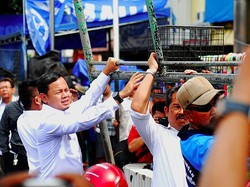 Bima Arya Pimpin Pembersihan Sampah Visual di Otista dan Surken