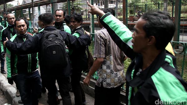 Penampakan Ratusan Driver GrabBike Cari Opang di Cawang