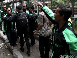 Penampakan Ratusan Driver GrabBike Cari Opang di Cawang