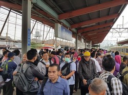 Penampakan Menumpuknya Penumpang di Stasiun Saat Commuter Line Ada Gangguan