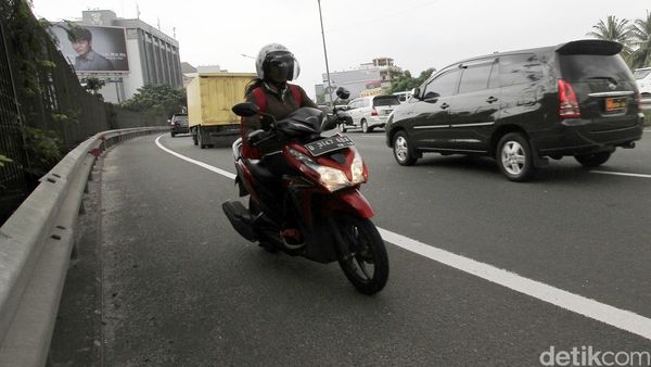Salah Belok, Pemotor Nekat Masuk Tol