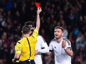 Valencia Kalah Telak dan Dapat Kartu Merah, Mustafi Minta Maaf