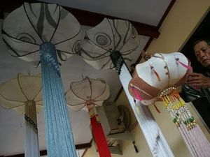 Pengrajin Lampion Ketiban Raup Untung Jelang Imlek