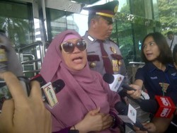 Jenguk Evy Istri Muda Gatot, Dorce: Semoga Dia Sehat