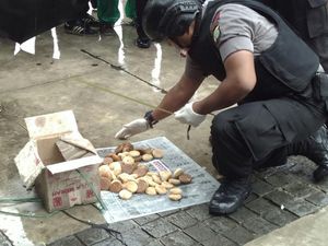 Benda Mencurigakan di Wisma Nusantara Ternyata Kue, Ditaruh Pria Berjaket Cokelat Benda Mencurigakan di Wisma Nusantara Ternyata Kue, Ditaruh Pria Berjaket Cokelat