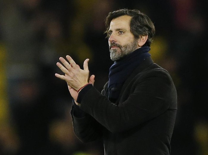 Football Soccer - Watford v Chelsea - Barclays Premier League - Vicarage Road - 3/2/16
Watford manager Quique Sanchez Flores applauds fans after the game
Action Images via Reuters / John Sibley
Livepic
EDITORIAL USE ONLY. No use with unauthorized audio, video, data, fixture lists, club/league logos or 