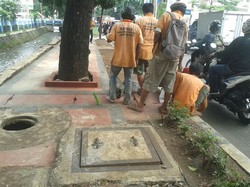 Jangan Lupakan Mereka, Petugas Kebersihan di Jakarta yang Semangat Cegah Genangan