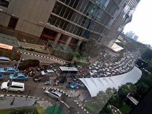 Ledakan Bom Saat Simulasi di Polda Metro Sempat Bikin Kaget Orang Kantoran di SCBD Ledakan Bom Saat Simulasi di Polda Metro Sempat Bikin Kaget Orang Kantoran di SCBD