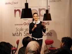 Gaya Lihai Alice Norin Utak-atik Smartphone untuk Bisnis