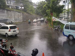 Hujan Deras, Ratusan GrabBike di Depan Stasiun Cawang Bubar