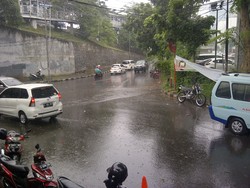 Hujan Deras, Ratusan GrabBike di Depan Stasiun Cawang Bubar
