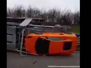Truk Pengangkut 9 Mobil Eksotis Ini Terguling, Jutaan Dolar Melayang