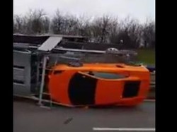 Truk Pengangkut 9 Mobil Eksotis Ini Terguling, Jutaan Dolar Melayang