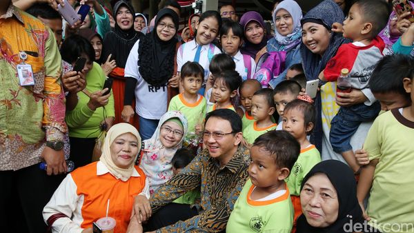 Keakraban Ahok dengan Warga di RPTRA Menteng