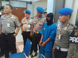 Polisi Sergap Pria Berpistol dan Berkalung Mabes Polri yang Bawa Ganja