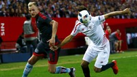 John Guidetti berebut bola dengan Timothee Kolodziejczak dalam pertandingan yang dihelat di Stadion Ramon Sanchez Pizjuan, Jumat (5/2/2016) dini hari WIB. Marcelo del Pozo/Reuters/detikFoto.