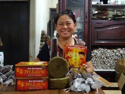 Manisnya Bisnis Kue Keranjang Ny. Lauw Jelang Imlek