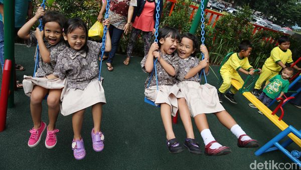 Anak-anak Bermain di RPTRA Borobudur
