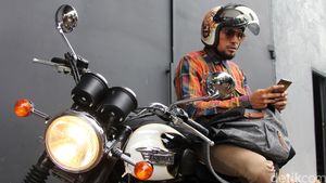 Brummm! Imam Darto dan Motor Triumph Kesayangannya