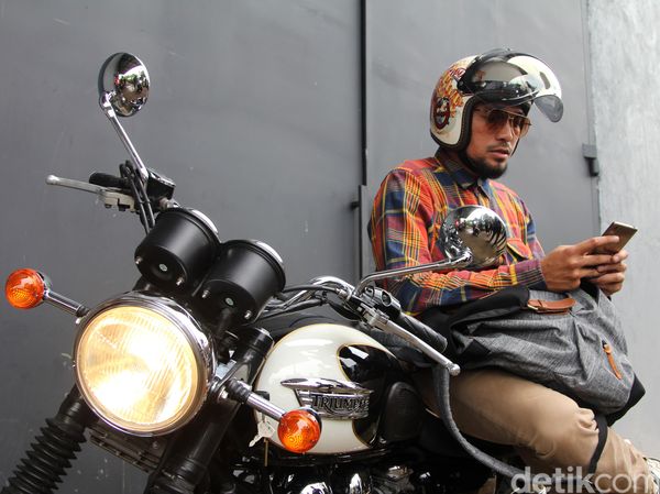Brummm! Imam Darto dan Motor Triumph Kesayangannya