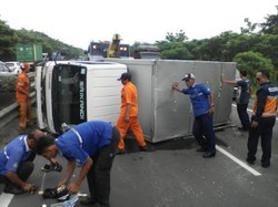 Truk Boks Terguling di Tol, Arah Surabaya-Porong Sempat Padat