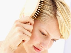 Ini Alasan Mengapa Wanita Sering Alami Kerontokan Rambut