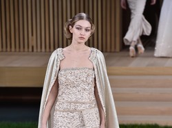 Naomi Campbell Ajari Gigi Hadid Catwalking di Lorong Hotel