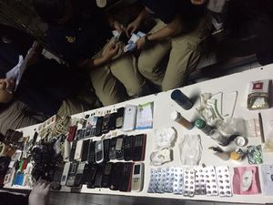 Polisi Razia LP Karawang, 46 Napi Diamankan karena Positif Narkoba Polisi Razia LP Karawang, 46 Napi Diamankan karena Positif Narkoba