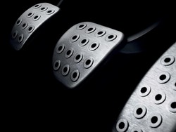 Inilah Alasan Saat Mobil Manual Pindah Persneling Gas Dilepas