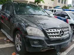 Pengemudi Mercy yang Tabrak Pemotor di Kuningan Sempat Dikeroyok Warga