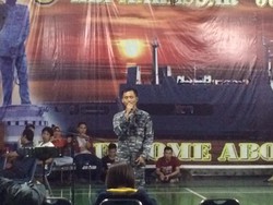 Saat Komandan KRI Makassar Stand Up di Depan Peserta Hari Pers Nasional