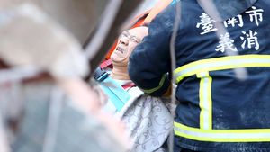 Evakuasi Korban Gempa di Taiwan