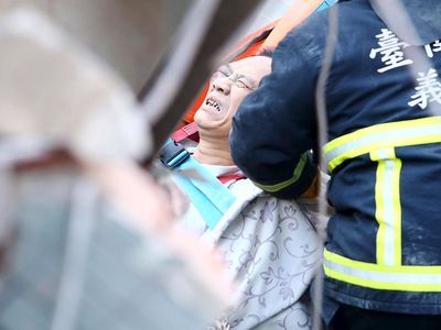 Evakuasi Korban Gempa di Taiwan