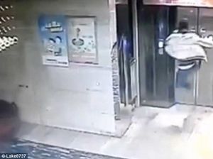 Tendang Pintu Lift, Pria ini Justru Jatuh dan Kedua Kakinya Patah
