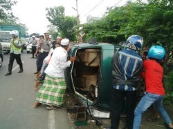 Mobil Polisi Vs Minibus di Pantura Probolinggo, Tiga Penumpang Luka