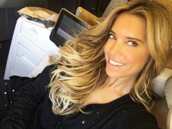 Model Top Belanda Keturunan Indonesia Sylvie Meis Beraksi di Bali