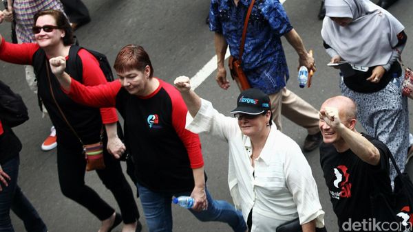 Bule Ikut Demo Buruh di Istana