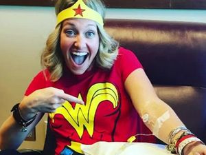 Jauhkan Kesan Seram, Wanita Ini Pakai Kostum Wonder Woman Saat Kemoterapi