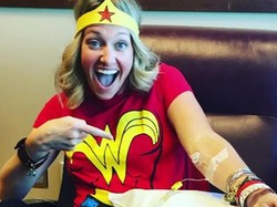 Jauhkan Kesan Seram, Wanita Ini Pakai Kostum Wonder Woman Saat Kemoterapi