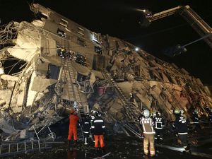 Gempa 6,4 SR Robohkan Gedung di Taiwan Gempa 6,4 SR Robohkan Gedung di Taiwan