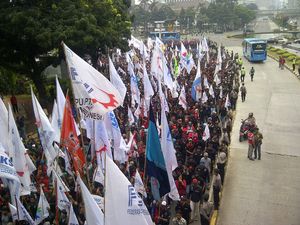 Buruh Janji Nggak Demo, Faisal Basri Kritik Penanganan Corona