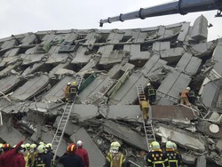 Apartemen Roboh Akibat Gempa, Warga Taiwan Berjuang Selamatkan Diri