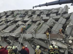 Apartemen Roboh Akibat Gempa, Warga Taiwan Berjuang Selamatkan Diri Apartemen Roboh Akibat Gempa, Warga Taiwan Berjuang Selamatkan Diri